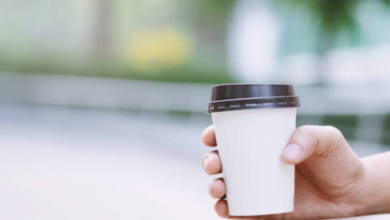Paper Cups vs Plastic Cups: Which Is Better for Your Cafe’s Brand and the Environment?